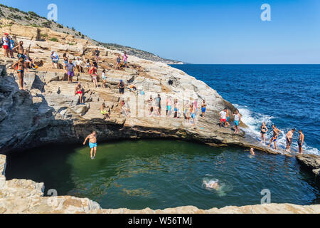 Thassos, Grèce - 20 juillet 2019 : les touristes font de la plongée dans la piscine naturelle de l'île de Thassos Crotone, Grèce Banque D'Images