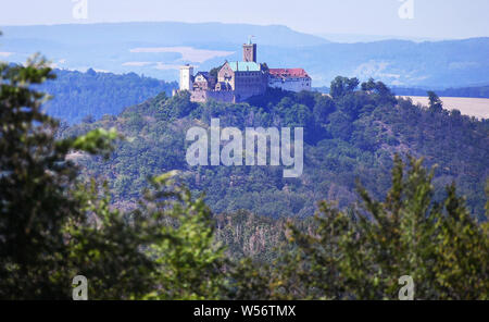 Eisenach, Allemagne. 26 juillet, 2019. Le Château de Wartburg vu du point de vue "arienblick'. Le célèbre château est une gare de premier ministre Ramelow sur plusieurs jours de la tournée d'été sous la devise '# Avenir Thuringe - découvertes touristiques, trésors culturels'. Crédit : Martin Schutt/dpa-Zentralbild/dpa/Alamy Live News Banque D'Images
