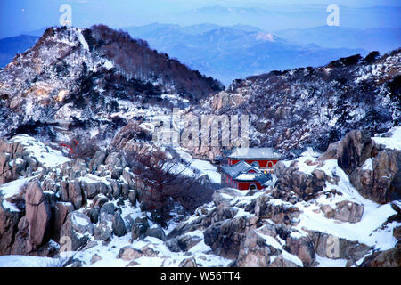 Paysage du Mont Tai ou montagne Taishan couverte de neige après une chute de neige dans la région de Tai'an city, province de Shandong en Chine orientale, le 15 février 2019. Banque D'Images