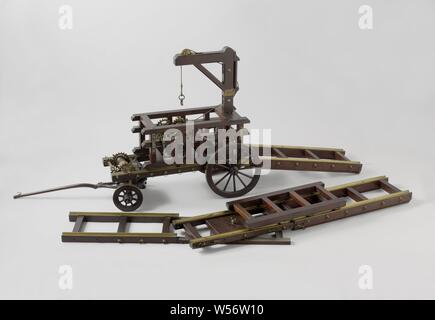 Modèle d'une grue d'artillerie sur les voies, modèle d'une grue lourds sur huit roues, un chariot et une plate-forme de chargement, fonctionnant en rails, et un panier. Le palan a deux treuils, avec poignées de chaque côté, par le réglage de la batterie avec des engrenages, les treuils peuvent être combinés, mais le mécanisme est maintenant défectueux. Le bras de la grue tourne sur son axe, la corde s'exécute sur un disque par le roi à l'arrière, entre deux rouleaux verticaux et plus d'un dur retour à l'avant et plus d'un disque à l'extrémité du bras. Un anneau et crochet double sont jointes à la fin. Il y a trois sections de la voie, dont l'une est Banque D'Images