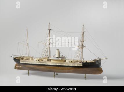 Modèle d'un navire Ram Ironclad et polychromé, assisté d'un modèle de bloc de ram tower de bateau, le plancher est manquant. Il a l'Rijkswapen en arc et miroir. Le modèle a une ramsteven, une clôture, un gouvernail cruiser avec une lame arrondie, deux vis deux feuilles. Il y a deux dômes avec deux pièces de chaque, il y a deux maisons de pont à l'arrière, reliés par des allées, deux entre les deux coupoles, également relié par des passerelles, un pont à l'avant de la chambre. Le garde-corps peut être abaissée pour le tournage. La cheminée se dresse sur le pont entre la maison avant de dômes, partie de la rambarde il y a enchâssement de la cage. Banque D'Images