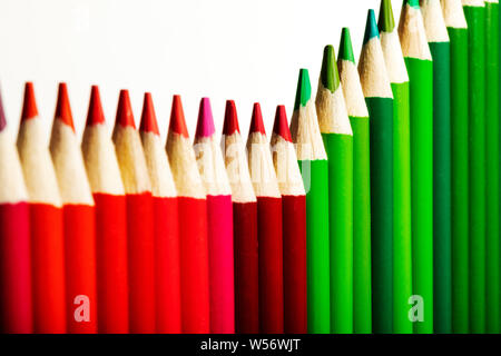 Crayons de couleur rouge et vert représentant des entreprises graphique d'augmenter les profits Banque D'Images