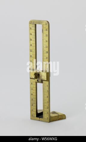 La vue des armes à feu, le laiton ou l'écran de montage, composé de deux tiges verticales entre lesquelles une visière glisse vers le haut et vers le bas. D'un côté les tiges ont une échelle allant de 0 à 17. Le pare-soleil a un pied trapézoïdal, qui est liée à la rampe de lancement avec un joint torique sur le fourreau., anonyme, Pays-Bas), ch. 1860 - c. 1870, le laiton (alliage), h 18,2 cm × 6.3 cm × d w 4.2 cm Banque D'Images