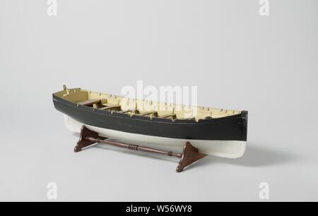 Modèle d'un modèle de treillis polychromé Longboat, sur une norme. Double tranchant lisse écorce ceinturés, arquées et presque plat simple et miroir plat, disque dans la proue, une avant-cour, sept émousse et six rails, et d'une cabine ouverte avec la profondeur et l'utilisation des lits d'loose senteur. Gouvernail simple avec un timon en laiton pour contourner le mât de raisin. 1:10 échelle (dérivé)., anonyme, Pays-Bas), ch. 1865 - c. 1880, bois (matière végétale), laiton (alliage), corde, modèle : h 20,7 cm × l 83,7 cm × w 25,1 cm emballage : capsule H 26 cm × 87,5 cm × w d 33 cm Banque D'Images