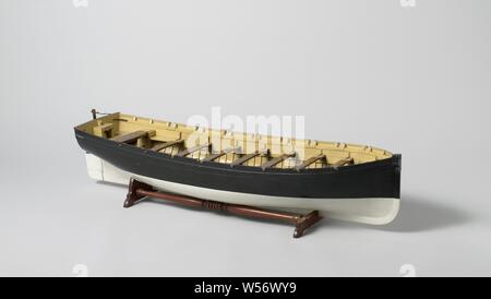 Modèle d'un modèle de treillis polychromé Longboat, sur une norme. Double tranchant lisse écorce ceinturés, arquées et presque plat simple et miroir plat, disque dans la proue, une avant-cour, huit émousse et sept rails, et d'une cabine ouverte avec la profondeur et le côté terne. lâche supplémentaire Gouvernail simple avec un timon en laiton pour contourner le mât de raisin. 1:10 échelle (dérivé)., anonyme, Pays-Bas), ch. 1865 - c. 1880, bois (matière végétale), laiton (alliage), modèle : h 23,8 cm × l 100 cm × w 30 cm emballage : capsule h 27,5 cm × w 103 cm × d 36 cm Banque D'Images