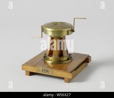 Modèle d'une étrave avec un treuil, modèle d'une étrave sur un plancher en bois. C'est un pivot avec un treuil à la tête et quatre captures dans le talon pour l'empêcher de marcher en arrière. La tête a un couvercle en bois décoré d'une étoile et est attaché à l'arbre en laiton, qui est placé dans le plancher renforcé avec un talon carré. Le tambour est muni d'une roue dentée sous la tête, qui est entraîné par deux se lance avec les satellites dans la tête, le tambour tourne donc sous la tête. Les poignées peuvent être débrayé avec deux cales de chaque côté. Le tambour a six tasseaux. L'échelle 1:10 (estimation), Rijkswerf Banque D'Images