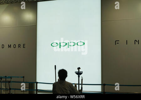 --FILE--un résident local passe devant une publicité pour Oppo à Shanghai, Chine, 28 novembre 2018. Smartphone Oppo fournisseur chinois est devenu la la Banque D'Images