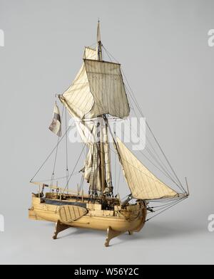 Modèle d'une gaff rigged-canonnière, modèle de treillis à l'essai d'un seul mât-canonnière à fond plat, le modèle peut être démonté en deux couches. D'étrave et de poupe ronde, un port et un piège à la proue, gates en deux l'arrière et deux à l'arrière, un canon sur une diapositive à la proue, deux caronades derrière, quatre axes de rotation. Le pont est détaillé avec une étrave, une cheminée pour la cuisine, volets roulants, une boussole, un roef chambre, chargement de l'équipement pour les armes à feu, d'une vadrouille et un seau, quatre rames, boulets et deux ancres. Une robe dans les côtés et quatre pôles de chaque côté pour une plus grande robe. Sous le pont de pont complet avec bloc Banque D'Images