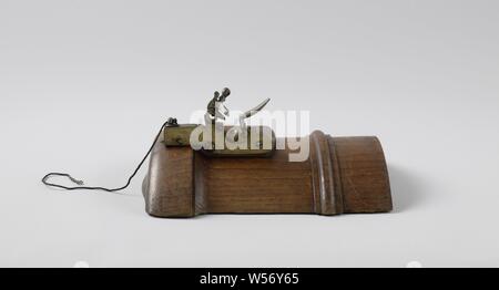 Gunlock (Flintlock) sur une culasse factice ou un canon de 18 livres, Flint lock sur maquette en bois de la culasse d'un canon de 18 livres. La serrure a un corps en laiton avec mécanisme de verrouillage du fer, coq et couvercle de casserole. La serrure est monté longitudinalement contre le côté droit de l'écluse l'altitude, avec un axe à l'avant et une vis dans le milieu. Pan Pan et le couvercle sont courts et la hauteur de blocage est mis en place pour cette serrure. Rijkswerf, Vlissingen, bouffées vasomotrices, 1820, bois (matière végétale), laiton (alliage), de fer (métal), h 16,4 cm × w 36 cm × 38 cm d Banque D'Images