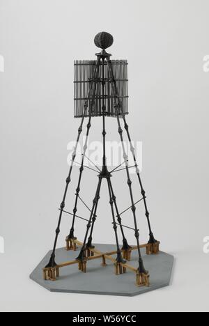 Modèle d'un pays phare, une maquette en bois d'un fer à repasser, peint en noir et sur un plancher. Le cadre se compose de série de barres de fer avec des disques plats aux extrémités, boulonnés ensemble, l'ensemble est renforcée par les tirants. Il a quatre et quatre jambes intérieur extérieur, qui se tiennent sur une croix en bois qui est empilé sur place des jambes. En haut deux écrans de lamelles entrecroisées, entièrement au-dessus d'un panier rond., Rijkswerf Willemsoord, Den Helder, ch. 1850 - c. 1855, bois (matière végétale), la peinture (revêtement), modèle : h 113,5 cm × w 64,5 cm × 64,5 cm d'emballage : capsule h 120,5 cm × w 64,5 cm × 64,5 cm d Banque D'Images