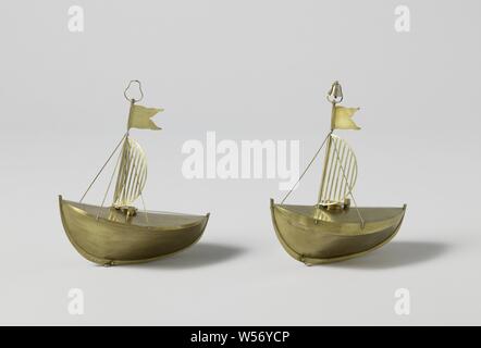 Modèle d'une balise flottante, modèle d'une balise flottante de fer sous la forme d'un petit bateau avec un mât avec un écran et une cloche. La coque est forte en forme de V, avec une quille et avec une distinction claire entre l'avant et à l'arrière, le haut est scellé et équipé d'un trou d'homme et d'une pompe, qui est fermé par un bouchon à vis hexagonale. Sur la quille pend une harpe la clôture pour la chaîne d'ancre, qui peut être mis dans trois lieux différents. Les mâts sont décalés avec quatre bars, qui sont exécutés en acier de taille, deux à l'avant et deux à l'arrière. Les écrans se composent de deux demi-cercles, qui sont placés dans Banque D'Images