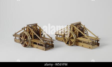 Modèle d'un panier de sauvetage des épaves, dispositif de sauvetage pour les opérations de sauvetage en cas de naufrage sur une plage. C'est une voiture à deux roues avec les roues au milieu, les roues ont sept rayons doubles lames, autour de laquelle sont montés, ce qui peut se déplacer de haut en bas : cet appareil sert probablement à promouvoir la rotation des roues à l'aide du poids des pales qui tombent. Les roues sont entraînées par un engrenage dans un cadre en bois au milieu, avec une transmission de 8/45 dans l'autre sens. Rijkswerf, Rotterdam (attribué à), Rotterdam, 1832, bois (matière végétale), laiton (alliage Banque D'Images