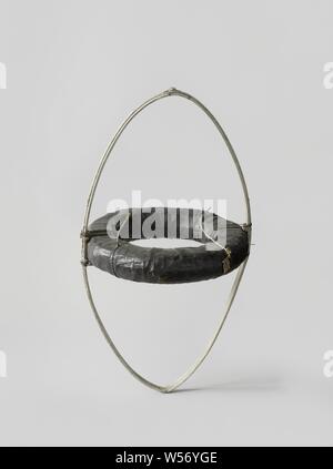 Modèle d'une bouée, modèle d'une bouée de sauvetage avec cerceau, incomplète. La bouée est un anneau de tuyaux recouverts de bâches et de la vessie, un cerceau est fixé autour de l'anneau dans lequel une personne peut tenir son terrain. Un certain nombre de chaînes ou de bâtons lumineux doit être attaché à la bouée avec du liège ou d'autres matériaux flottant à la fin, qui se répandent dans l'eau afin que la personne peut tirer la bouée plus près de lui, seulement deux bâtons sont conservés. Un indicateur doit être posé sur le cercle pour une visibilité maximale de la bouée dans l'eau. L'échelle 1 : 2 (estimation)., A. Scheerboom, Pays-Bas, c Banque D'Images