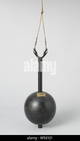 Modèle d'un plomb de sondage, modèle d'un rouge profond, peints en noir, incomplète. Il se compose d'une balle attachée à une barre ronde. Cette tige est suspendu avec deux bras sur une ligne double, qui doit être jointe à la perpendiculaire, l'automne, dès que le poids de la tête est soulevée lorsqu'elle touche le sol. Les bras ont crochets qui presse quelque chose dès qu'ils tombent, en fonction de sa description, Obreen dès que le fond était atteint, la balle fut repoussée. Il y a un trou au fond du bar pour prendre des échantillons de sol. probablement la balle qui a formé le poids., anonyme, États-Unis d'Amérique Banque D'Images