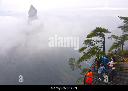 Une vue de mer de nuages à travers la Parc National de Xianju autour de la montagne dans la ville de Taizhou, Zhejiang Province de Chine orientale, 24 février Banque D'Images