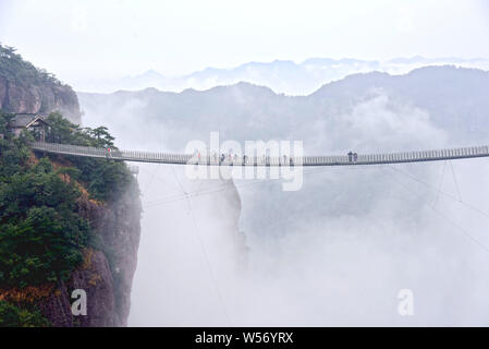 Une vue de mer de nuages à travers la Parc National de Xianju autour de la montagne dans la ville de Taizhou, Zhejiang Province de Chine orientale, 24 février Banque D'Images