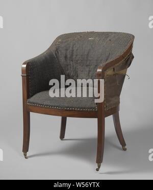 Fauteuil du Général Baron Chassé, de l'acajou fauteuil recouvert de tissu qui a un motif de couronnes et les diamants. Les jambes sont en forme de sabre et sont décrites en haut avant qu'ils se confondent avec la main courante. L'arrière est connecté à ses accoudoirs dans un mouvement en arrière de la pente (le soi-disant modèle Gondole) et couvert tout autour. Le revêtement est garni de clous. Les jambes reste sur les roues qui sont montés plus tard. Du Général Baron Chassé, David Hendrik Baron Chassé, anonyme, Nederlanden (peut-être), 1800 - 1815, le bois (matière végétale), l'acajou (bois), le métal, le crin, matières textiles Banque D'Images