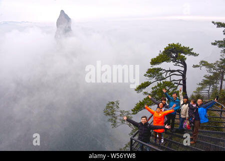 Une vue de mer de nuages à travers la Parc National de Xianju autour de la montagne dans la ville de Taizhou, Zhejiang Province de Chine orientale, 24 février Banque D'Images