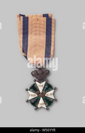 L'ordre militaire, chevalier, William William Militaire Ordre avec armes et émaillé blanc à billes, sur les armes de l'inscription. Au coeur de la face avant : bouclier en émail bleu avec une lettre écrite avec élégance W à l'intérieur d'une couronne de défilement, entre le cross arms : feuilles émaillé vert. Au cœur de l'autre côté : incendie d'argent doré acier, l'ensemble de l'anneau et la couronne, ruban bleu-orange., Ordre Militaire de William, anonyme, en 1832 ou après, l'argent (métal), de matières textiles, frappant (métallurgie), h 4,9 cm × 3.2 cm × w w 10,45 Banque D'Images