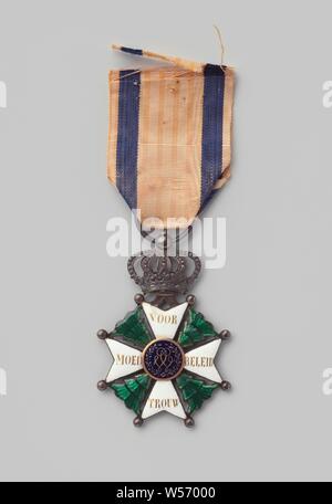 L'ordre militaire de Guillaume, chevalier, croix de Malte avec armes et émaillé blanc à billes, sur les armes de l'inscription. Au coeur de la face avant : bouclier en émail bleu avec une lettre écrite avec élégance W à l'intérieur d'une couronne de défilement, entre le cross arms : feuilles émaillé vert. Au cœur de l'autre côté : incendie d'argent doré acier, l'ensemble de l'anneau et la couronne, ruban bleu-orange., anonyme, en 1832 ou après, l'argent (métal), de matières textiles, sciage, H 5,9 cm × 3,9 cm × w w 160 Banque D'Images