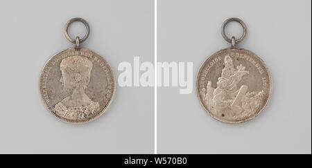 Inauguration de Wilhelmina comme reine des Pays-Bas, médaille décernée aux enfants de l'école, le cuivre médaille à l'anneau et l'anneau. Avers : buste d'une femme d'un diadème à l'intérieur de l'inscription. L'autre côté : femme casquée, représentant les Pays-Bas, tient dans ses mains tendues un coussin sur lequel se trouve une couronne, en face d'elle est de l'histoire, qui écrit avec un stylo sur le tableau, au premier plan sur la droite un blason entouré de branches de laurier, avec ruban orange en bas de l'appariement boîte noire avec lettrage doré, Amsterdam, Wilhelmina (Reine des Pays-Bas), Johannes Albertus Banque D'Images