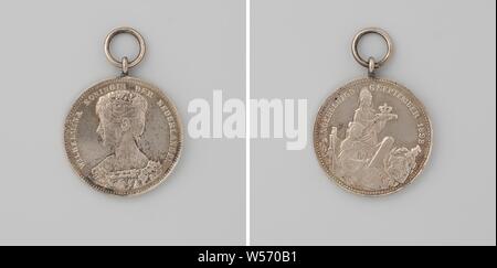 Inauguration de Wilhelmina comme reine des Pays-Bas, médaille décernée aux enfants de l'école, le cuivre médaille à l'anneau et l'anneau. Avers : buste d'une femme d'un diadème à l'intérieur de l'inscription. L'autre côté : femme casquée, représentant les Pays-Bas, tient dans ses mains tendues un coussin sur lequel se trouve une couronne, en face d'elle est de l'histoire, qui écrit avec un stylo sur le tableau, au premier plan sur la droite un blason entouré de branches de laurier, avec ruban orange en bas de l'appariement boîte noire avec lettrage doré, Amsterdam, Wilhelmina (Reine des Pays-Bas), Johannes Albertus Banque D'Images