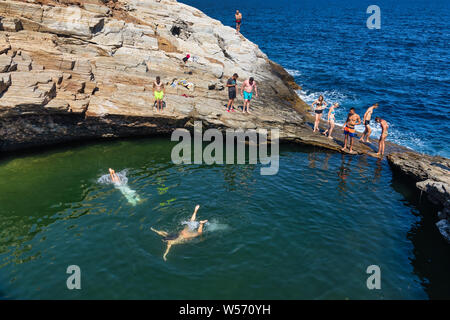 Thassos, Grèce - 20 juillet 2019 : les touristes font de la plongée dans la piscine naturelle de l'île de Thassos Crotone, Grèce Banque D'Images