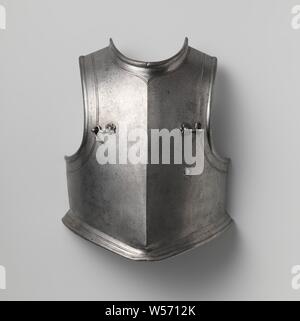 Plastron de l'armure d'un arquebusier pour un jeune homme, plastron de l'armure d'un arquebusier pour un jeune homme. Probablement une armure avec un Néerlandais stathouder un arrière-plan. Les éléments sont les rivets décorés de la base pivotante et crochets la surface aplatie d'autres rivets, ainsi que les bords des 'sjuxtaposé de l'encolure et emmanchures. L'attache en forme de lignes sur le pectoral et le léger pli dans le milieu du col sont propose également que l'on voit souvent sur les faisceaux néerlandais. La décoration en forme de rosette autour des rivets montre encore des traces de dorures dans un certain nombre de places. Pas de reste Banque D'Images