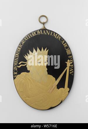 Sigismond, plaque ovale avec le buste de Sigismond I sur la moitié inférieure, avec l'ensemble de la figure tournée vers la droite. L'homme a les cheveux bouclés, barbe et moustache. Sur sa tête il a une couronne de points. Les deux extrémités d'un ruban sont visible derrière la tête. Il porte une robe de vin qui est fixée sur les épaules. Dans sa main droite une épée et dans sa main gauche un sceptre. Gravure sur tranche : Avant : SIGISMVNDVS. DEI. GRATIA. Roman. IMP. CARO. IIII. F.P.E.AV. Inverse : SIGISMVNDVS, imper, Dr XXVI. (Etc.), Sigismond I (empereur du Saint Empire romain), anonyme, Japon, 1775 - 1800, le cuivre (métal Banque D'Images