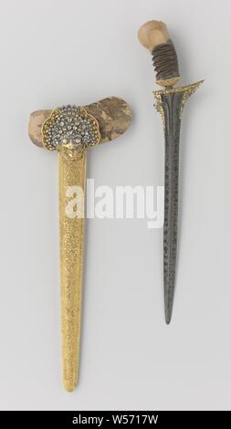 Kris ou King William J, Kris avec fourreau donné à Roi Willem I par le Sultan de Madura, Kris avec la lame droite ornée avec le pamor technique. Le sommet de la lame a décorations d'or de motifs végétaux. Madurees couilles avec une pince (selut) de pignon d'or. Le fourreau de bois a une gaine d'or ornés de motifs végétaux et de motifs d'oiseaux. La gaine d'or dispose d'un ornement en forme d'une tête de démon, Boma, entouré de motifs végétaux, au-dessus duquel une couronne. Cette tête a été réglé avec 117 diamants. Deux diamants de la rosette sur le front sont manquants. Le crâne de la bouche (wranga Banque D'Images