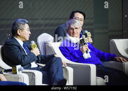 Entraîneur de football serbe et ancien joueur Bora Milutinovic, droite, assiste au football chinois et loisirs Forum pendant la Chinoise de football 2018 Banque D'Images