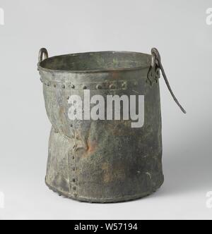 Andiron avec des ustensiles de cuisine et d'une paire de pinces de feu électrique d'ébullition, cylindrique à fond plat, poignée de fer, cuivre et métal clous de cuivre, l'ébullition électrique, les feuilles de cuivre et métal clous de cuivre. L'électrique se compose de deux plaques de cuivre (2/3 et 1/3 de circonférence électrique), un bas et un bord supérieur et a soulevé les oreilles pour la poignée. L'ébullition électrique a été pendu à un crochet au-dessus du feu. L'électrique a été trouvé par Carlsen sur cooker. Poignée cassée de 1/3 qui reste, le côté de l'électrique est compressé, Nova Zembla, Behouden Huys, Willem Barendsz, Jacob van Heemskerck, anonyme, c Banque D'Images