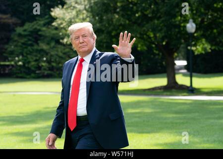 Président américain Donald Trump vagues pour les membres de la presse avant de monter à bord d'un marin pour commencer son voyage en Virginie de l'Ouest sur la pelouse Sud de la Maison Blanche le 24 juillet 2019 à Washington, DC. Banque D'Images