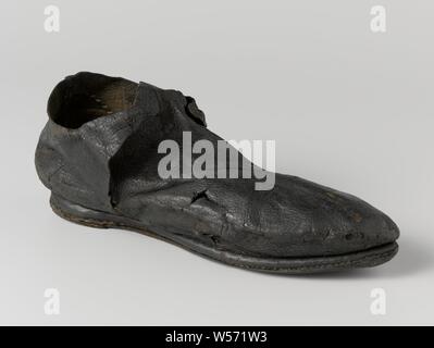 Chaussures chaussure droite, taille 38, cousue, avec fermeture bande (sans la dentelle), chaussure droite, avec la fermeture de la bande de dentelle (manquant). Le couvercle, quarts et talon doublure sont faits de cuir de chèvre et l'enveloppe est faite de cuir de veau. La semelle est réparée à la TOE au moyen d'une astuce (un morceau de cuir), Nova Zembla, Behouden Huys, Willem Barendsz, Jacob van Heemskerck, anonyme, c. 1590 - c. 1596, chèvre, veau (cuir), couture, H 3,3 cm × 24,3 cm × w 8 cm Banque D'Images