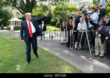 Président américain Donald Trump vagues pour les membres de la presse avant de monter à bord d'un marin pour commencer son voyage en Virginie de l'Ouest sur la pelouse Sud de la Maison Blanche le 24 juillet 2019 à Washington, DC. Banque D'Images