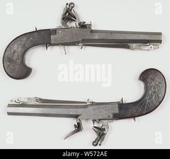 Pistolet à silex avec baïonnette, partie d'un troupeau, des armes en silex, une partie du troupeau, avec canon octogonal lisse en fer. Télévision la plaque de verrouillage avec arme gravée, trophée feu verticale acier et fer coq. Le ballon est fait de bois et de fils d'argent a un canon de chiffres, des fûts et des bannières sur les côtés. La fesse est cannelée. Sous le canon d'une baïonnette pliante qui est joint à une charnière à l'extrémité du canon. Pas de pontet, un fer à repasser escamotable droite détente sous la plaque d'arrêt, Pays-Bas, anonyme, West-Europa, ch. 1599 - c. 1799, logement, kolf, boucle, marqueterie (processus), l 24,4 cm l 11 cm c 14 mm Banque D'Images