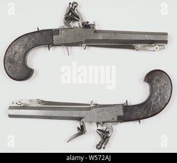 Pistolet à silex avec baïonnette, partie d'un troupeau, des armes en silex, une partie du troupeau, avec canon octogonal lisse en fer. Télévision la plaque de verrouillage avec arme gravée, trophée feu verticale acier et fer coq. Le ballon est fait de bois et de fils d'argent a un canon de chiffres, des fûts et des bannières sur les côtés. La fesse est cannelée. Sous le canon d'une baïonnette pliante qui est joint à une charnière à l'extrémité du canon. Pas de pontet, un fer à repasser escamotable droite détente sous la plaque d'arrêt, Pays-Bas, anonyme, West-Europa, ch. 1400 - c. 1950, logement, kolf, boucle, marqueterie (processus), l 24,8 cm l 11 cm c 14 mm Banque D'Images