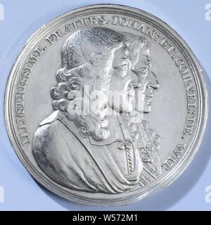 Le meurtre de frères de Witt, médaille d'argent. Buste de l'avant : frères de Witt dans une conception circulaire. La marche arrière : l'inscription en vertu de deux grappes de fleurs., La Haye, Cornelis de Witt, Johan de Witt, anonyme, Pays-Bas, 1672, de l'argent (métal), frappant (métallurgie), d 4,8 cm × W 40,84 Banque D'Images