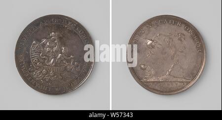 Naissance de Jacobus Frans Edouard, Prince de Galles, médaille d'argent. Avers : Aglauros ouvre le panier et trouve Erichthonius avec une queue de dragon à l'intérieur de l'inscription. Inverse : buisson rose fanée avec deux fleurs à côté d'une jeune pousse dans une inscription, coupés : année, Jacobus Frans Eduard Stuart (Prince de Galles), Jan Schmeltzing (I), Leiden, 1688, de l'argent (métal), frappant (métallurgie), d 4,9 cm × W 45,33 Banque D'Images