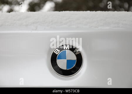 --FILE--Vue d'un logo de BMW dans la ville de Ji'nan, l'est de la Chine la province de Shandong, 14 février 2019. Audi, BMW et Mercedes-Benz, les trois les plus populaires Banque D'Images