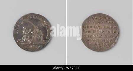 La paix de Rijswijk, médaille d'argent. Avers : l'homme à genoux devant un autel sur lequel l'équipement militaire est brûlé dans un cercle, coupé : au sein d'oiseaux motif décoratif. Inverse : inscription, Rijswijk, Monogrammist IL (medailleur), Allemagne, 1697, de l'argent (métal), frappant (métallurgie), d 3,1 cm × W 7,85 Banque D'Images