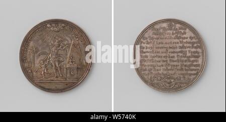 Vingt-cinq ans de mariage de J.C. Cuyck van Mierop et Sara Cloek, médaille d'argent. Ailes avant : avec le temps sur un sablier ailé, la tête est emportée par des garçon avec une faux à la main, sur la droite avec l'inscription un obélisque XXV l'intérieur d'un cartouche, en haut de l'obélisque de nid, pélican nourrissant ses petits de son propre sang, en face de l'obélisque d'un autel sur lequel se trouvent deux cœurs en feu, liés ensemble avec du ruban, selon l'image de la cigogne, en arrière-plan bassin avec deux cygnes et Fontaine, sur la gauche un obélisque avec un L, base sur le dessus un serpent ronde, à côté d'un palmier, au-dessus de All Seeing Eye halo Banque D'Images