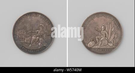 Début de l'année 1763, Médaille d'argent. A l'avant : Dutch vierge, représentée comme une femme casquée avec le personnel de commandement assis parmi les marchandises, à ses pieds avec lion néerlandais ensemble de flèches, dans l'arrière-plan les navires en mer dans un cercle, coupé : inscription. Inverse : Mars assis sur war-bell au milieu d'armes, poignardant son épée dans son fourreau, en face de lui sur le terrain des armoiries, le mensonge sur l'ancre à l'intérieur d'un couvercle, coupe : année, Johan George Holtzhey, Amsterdam, 1763, de l'argent (métal), frappant (métallurgie), d 4,5 cm × W 24,72 Banque D'Images