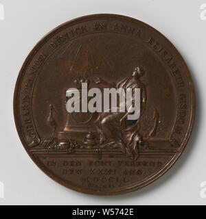 Médaille de la famille, vingt-cinq ans de mariage de Gérard Daniel Denick et Anna Elisabeth Diocèse, célébré en Spieringshoek, médaille d'argent. A l'avant : à genoux lorsqu'il est soumis à la lumière céleste Gratitude pour un autel, sur lequel se trouvent deux coeurs en feu et dont les lettres de base XXV ours dans un serpent ronde, en face de l'autel sont un encensoir et de fruits, à la gauche de l'autel est une cigogne, derrière la gratitude se trouve une ancre et un chêne bush dans un cercle, coupé : inscription. Marche arrière : deux couches d'armes attachés ensemble avec un ruban pour un paquet de bâtonnets avec une hache et de l'ornement, avec l'inscription ci-dessous Banque D'Images