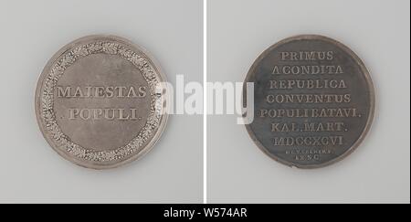 Ouverture de la première Assemblée nationale à La Haye, médaille d'argent. A l'avant : inscription à l'intérieur de couronne de chêne. Inverse : inscription., La Haye, République batave, Assemblée Nationale, Barend Christiaan van Calker, Zeist, 1796, de l'argent (métal), frappant (métallurgie), d 4,5 cm × W 19,44 Banque D'Images