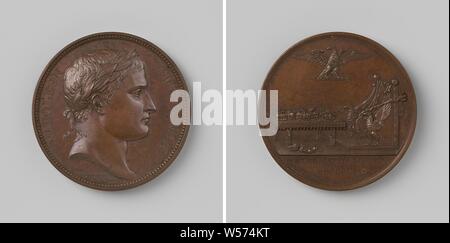 Napoléon I Bonaparte nomme les membres de la famille et des personnes de confiance comme princes dans les zones sous contrôle français, médaille de bronze. Avers : pièce de poitrine avec couronne de laurier à l'intérieur une inscription. Inverse : table avec des sceptres et couronnes sur elle, debout devant un trône impérial, au-dessus d'elle avec un paquet d'aigle les tiges dans ses griffes, deux couronnes et dogemuts reposent sur le sol, débit - coupe : inscription, Pays-Bas, Naples, Berg, Clèves, Guastalla, Neuchâtel, Italie, Bénévent, Pontecorvo, Napoléon I Bonaparte (empereur des Français), Louis Napoléon Bonaparte, Joseph Bonaparte (Roi d'Espagne), Joachim Murat Banque D'Images