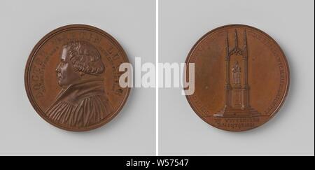 Création d'un monument en l'honneur de Martin Luther à Wittenberg, médaille de bronze. A l'avant : man's pièce de poitrine avec une circonférence de deux lignes. Inverse : statue de Luther dans une baldakein dans un cercle, coupé : inscription, Wittenberg, Martin Luther, Anton Friedrich König, Berlin, 1821, bronze (métal), frappant (métallurgie), d 4 cm × W 38,69 Banque D'Images