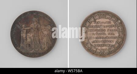 Bicentenaire de la Remonstrants séminaire à Amsterdam, médaille d'argent. Femme voilée : avant avec branche de palmier dans sa main droite tendue, avec sa main gauche pointant sur la bible ouverte, debout sur la table, recouverte d'une robe avec monogramme en vertu de la liberté hat, derrière son siège entre deux bustes sur un piédestal dans une inscription en lettres grecques, débit - coupe : signature. Inverse : inscription au sein de guirlande de feuillage de myrte, Amsterdam, Simon Bisschop, Wetstein, David van der Kellen (1804-1879), Utrecht, 1834, de l'argent (métal), frappant (métallurgie), d 4,5 cm × W 32,55 Banque D'Images