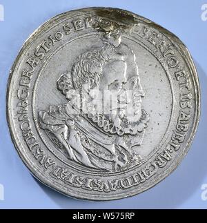 Hommage de la part des Etats de l'Autriche à Albertus et Isabella, médaille d'argent. Avers : buste de l'homme (au premier plan) et femme (arrière-plan) dans une inscription. Inverse : aigle volant au-dessus du sceptre croisés, l'épée et de la couronne., l'Autriche, l'archiduc Charles d'Autriche, infante d'Espagne Isabella Clara Eugenia, membres de l'Autriche, Monogrammist CH (medailleur), 1619, de l'argent (métal), frappant (métallurgie), d 3,5 cm × W 27,56 Banque D'Images