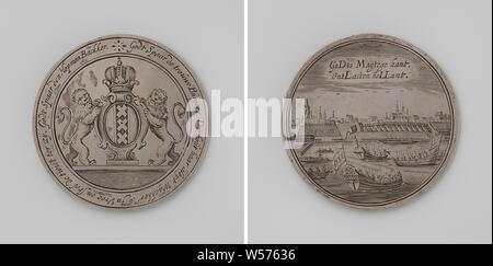 Siège d'Amsterdam par Willem II, médaille d'argent. Avant : blason couronné d'Amsterdam flanquée de deux lions dans un cercle. Marche arrière : vue sur Amsterdam et navires sur l'Amstel avec inscription, Amsterdam, Willem II (Prince d'Orange), anonyme, 1650, de l'argent (métal), gravure, d 6,6 cm × W 49,52 Banque D'Images